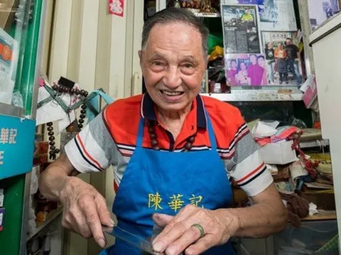 Chỉ học hết tiểu học, người đàn ông kiếm tiền khủng từ nghề mài dao với mức giá không tưởng, khách hàng muốn đến lượt phải chờ ít nhất 3 tháng