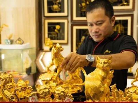 Mèo dát vàng 24k hút khách trước Tết Quý Mão 2023