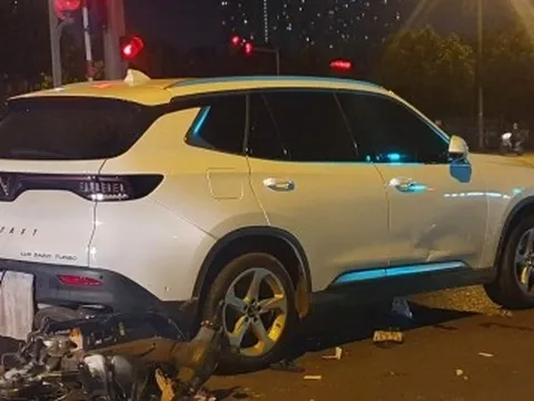 Hà Nội: Ô tô tông hàng loạt xe máy đang chờ đèn đỏ, nhiều người bị thương