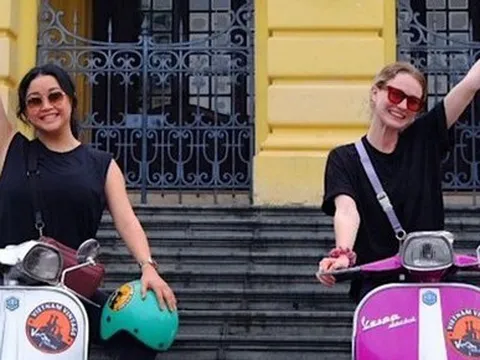 Sao Hollywood gốc Cần Thơ về Việt Nam dạo phố cổ, ăn bún chả