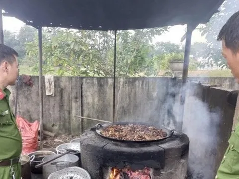 Phát hiện cơ sở sản xuất gần 1 tấn mỡ bẩn