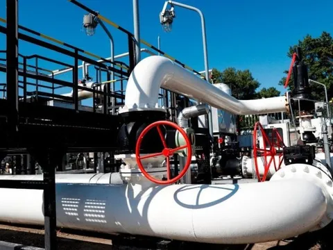 Giá dầu hạ dù lượng tồn kho Mỹ giảm hơn 5 triệu thùng