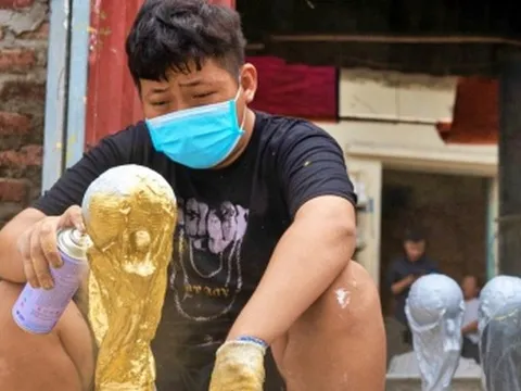 Tận mắt xem sản xuất “Cúp vàng” World Cup 2022 ở làng gốm Bát Tràng