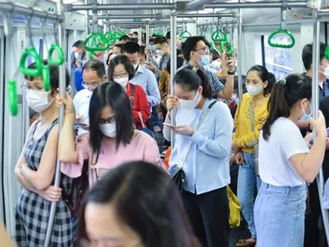 Người Hà Nội tránh cảnh tắc đường đi làm, tàu điện Cát Linh - Hà Đông chật kín người vào buổi sáng