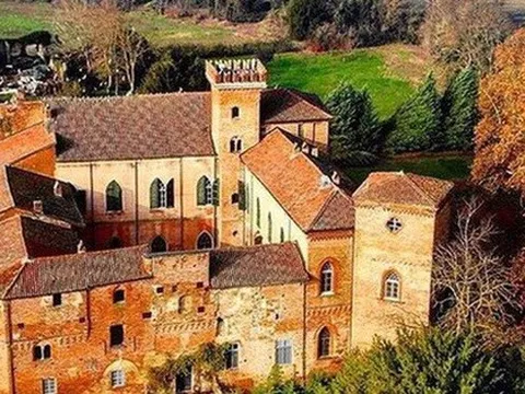 Ngạc nhiên cuộc sống "cổ tích" trong lâu đài 900 tuổi nước Ý: Có 45 phòng, gia đình mất 2 tiếng để gặp nhau