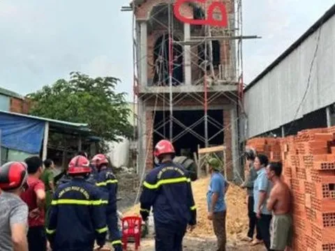 Cắt bê tông, giải cứu công nhân bị treo lơ lửng vì sập giàn giáo