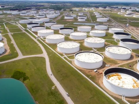 Cung tăng, cầu giảm, giá dầu tiếp tục lao dốc