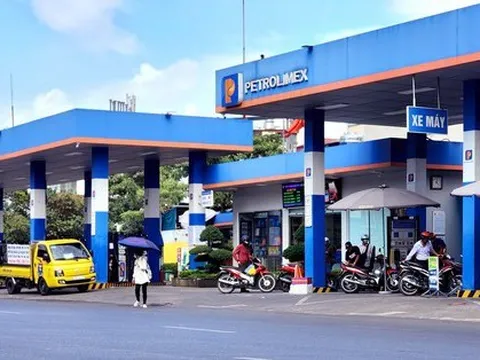 Hết cảnh rồng rắn xếp hàng, người Hà Nội chỉ mất 3 phút đổ đầy bình xăng