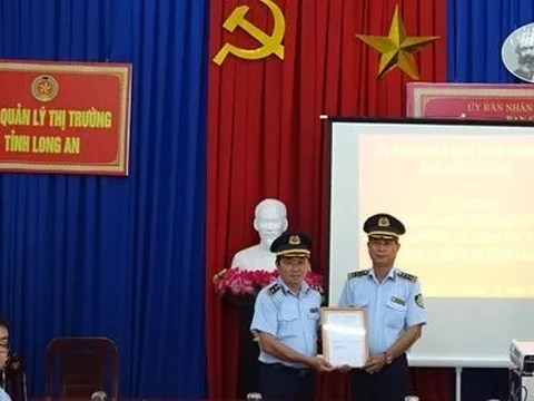 Long An: Trao thưởng cho tập thể Đội QLTT số 6 vì có thành tích xuất sắc