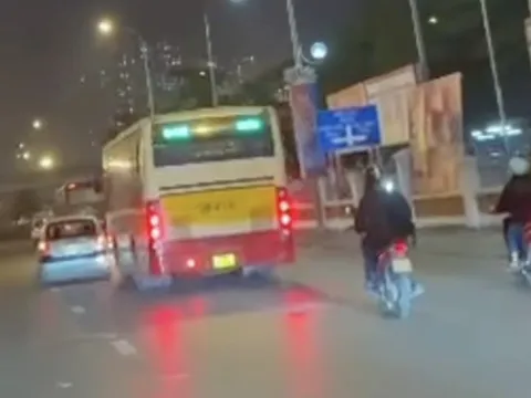 Bất chấp người đi đường, xe bus và xe con đánh võng kèm nhau giữa phố