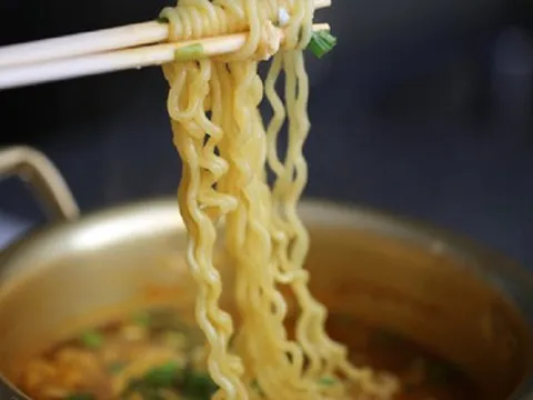 Ăn mì tôm nhớ cho thêm thực phẩm này "giải" độc hại, không lo bị nóng