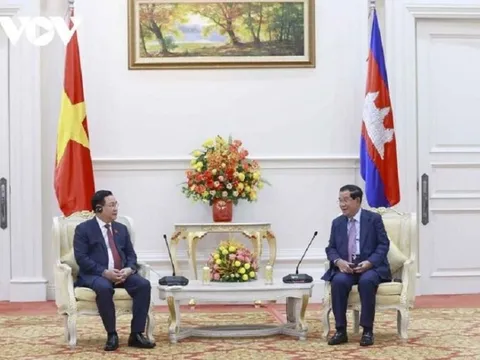 Chủ tịch Quốc hội Vương Đình Huệ hội kiến lãnh đạo Chính phủ Campuchia