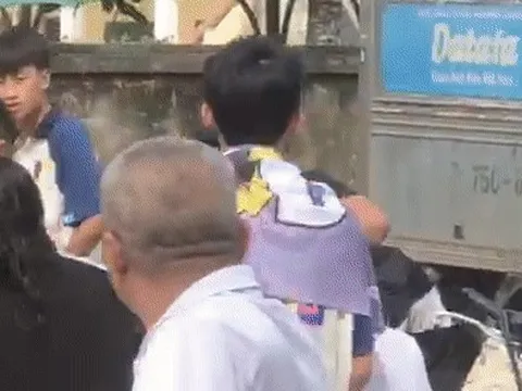 Người đàn ông đấm liên tiếp vào mặt học sinh lớp 7 ngay trước cổng trường