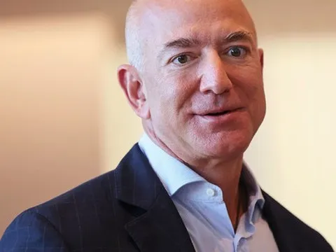 Sở hữu sàn thương mại lớn nhất thế giới nhưng tỷ phú Jeff Bezos khuyên người tiêu dùng hạn chế mua sắm, cần làm ngay một việc