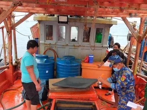 Tạm giữ tàu vận chuyển trên 62.000 lít dầu không rõ nguồn gốc