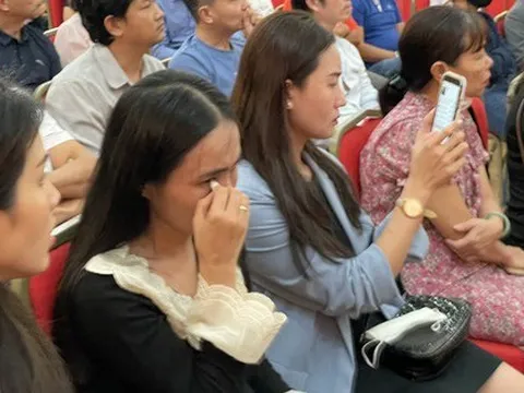 Vụ hàng trăm học sinh trường iSchool Nha Trang nhập viện: Phụ huynh không cầm được nước mắt