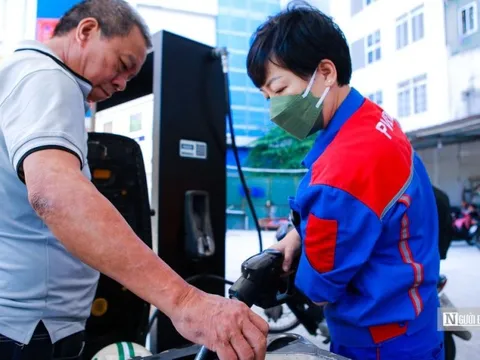 Giá xăng giảm nhẹ sau 4 lần tăng liên tiếp