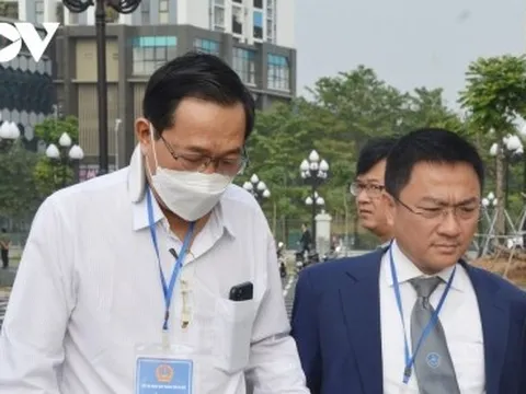 Cựu Thứ trưởng Bộ Y tế Cao Minh Quang chống gậy đến tòa