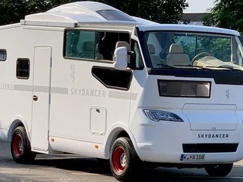 Xe nhà kéo mui trần đầu tiên thế giới: Bên trong sang xịn như khách sạn lộ thiên