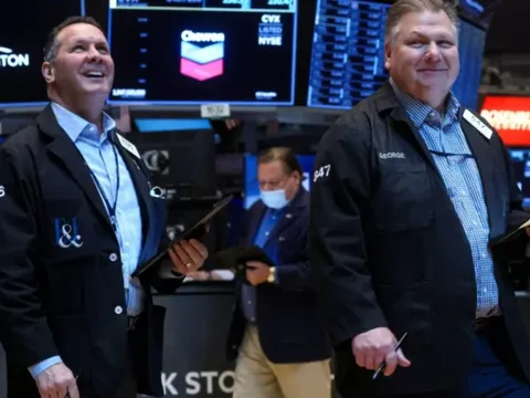 EU đề xuất gia hạn thời gian áp giá trần, giá dầu tăng trở lại