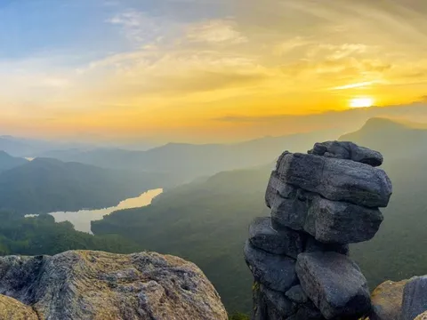 Chiêm ngưỡng kỳ quan đá chồng ở Quảng Ninh