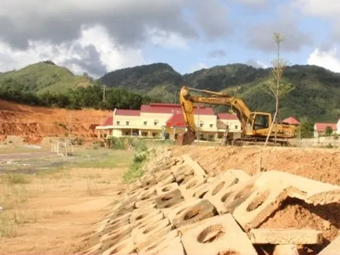 Cận cảnh sân vận động gần 15 tỷ đồng ở Quảng Nam mới hoàn thành đã hư hỏng