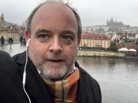 Người đàn ông đi đến 10 nước chỉ trong 1 ngày