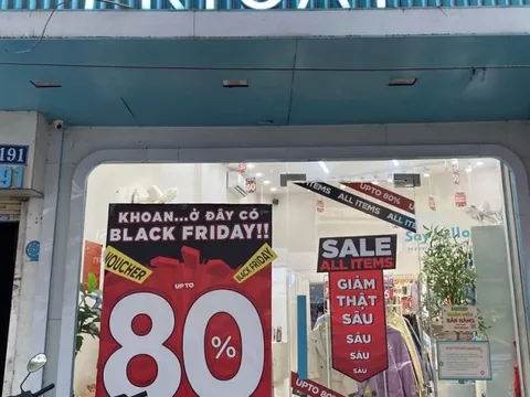 Loạt cửa hàng treo biển giảm giá đến 80% Black Friday nhưng vẫn "ế"