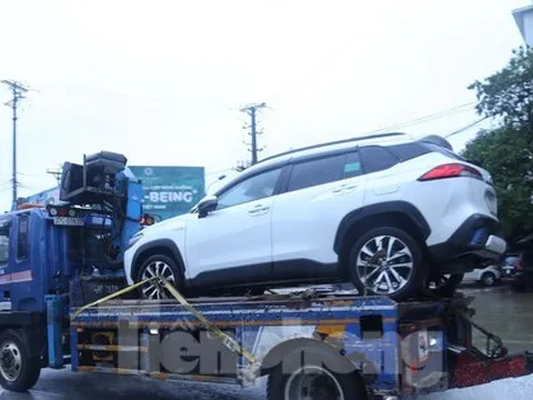 Mưa lớn gây ngập sâu, ô tô chết máy la liệt ở thành Vinh