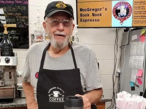 Cụ ông kiếm 2,8 tỷ đồng/năm bằng nghề trả lời câu hỏi người lạ trên Internet