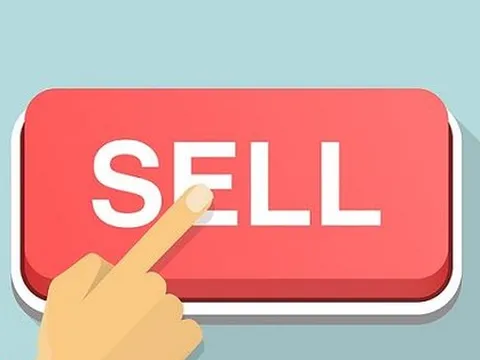 Đi ngược dòng mua vào đỡ giá cổ phiếu, nhiều lãnh đạo lại bán ra cổ phiếu công ty mình dù giá giảm hàng chục %