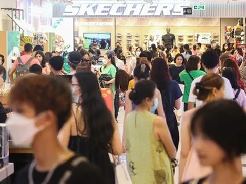 Đường phố ùn tắc, TTTM đông đúc vì người dân đi mua sắm ngày Black Friday ở TP.HCM