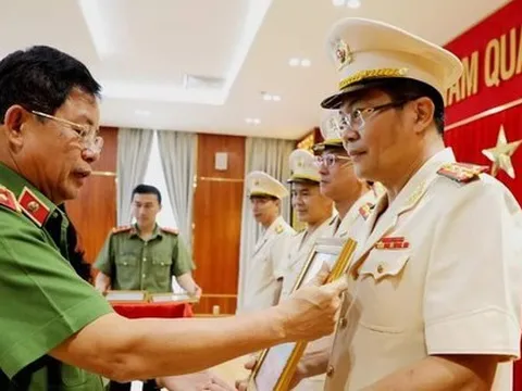 Thăng cấp bậc hàm cho 3 cán bộ chủ chốt của Công an TPHCM