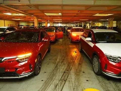 Hình ảnh lô xe VinFast VF 8 trị giá cả nghìn tỷ đồng xếp ngay ngắn bên trong tàu vận chuyển sang Mỹ