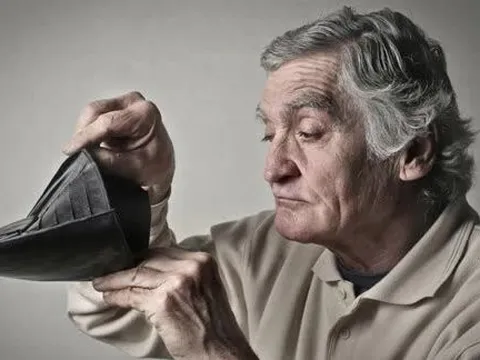 2 lĩnh vực đừng dại mà 'rót tiền' vào dù nghèo đến mấy: Nắm chắc thua lỗ, tiền mất tật mang