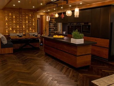 'Biệt thự di động' giá triệu USD: Có hầm rượu, mất 6.000 giờ công mới hoàn thiện