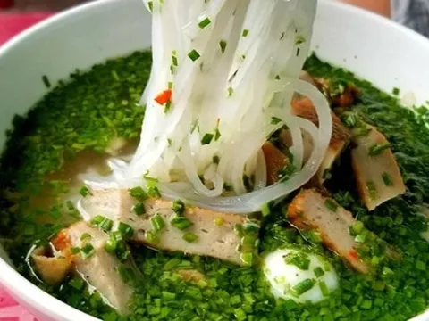 Dừng chân ở xứ Nẫu, thưởng thức bánh canh hẹ nức tiếng dành cho hội yêu màu xanh