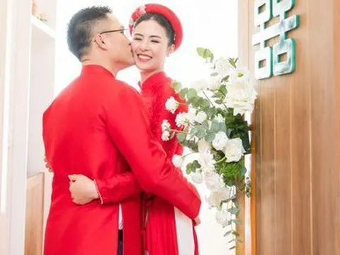 Hoa hậu Ngọc Hân ngồi xe mui trần cổ trong lễ rước dâu