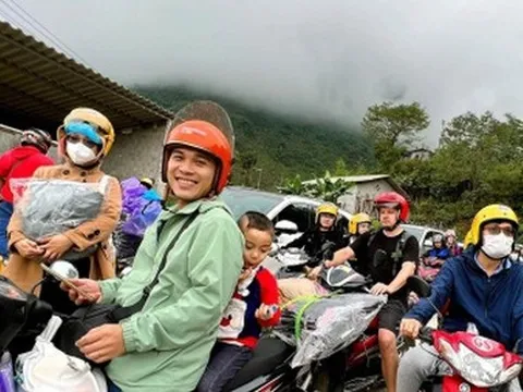 Du khách ùn ùn đổ về, Hà Giang tắc đường, chợ đêm Đồng Văn đông nghẹt thở