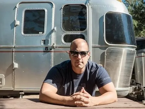 7 'mánh khoé' làm giàu trái ngược của triệu phú tự thân: Trung thành với công ty sẽ chỉ khiến bạn nghèo đi, bằng cấp không đảm bảo sự giàu có