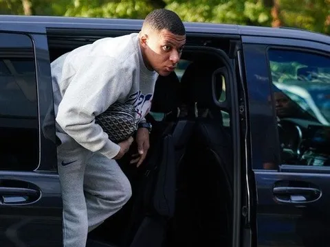 Bộ sưu tập xe 'khiêm tốn' của Kylian Mbappe: Ưu tiên ngồi sau vì chưa có bằng lái