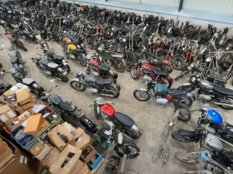 Bộ sưu tập mô tô khổng lồ bị bỏ hoang: 50 tấn linh kiện, mất hàng tháng phân loại