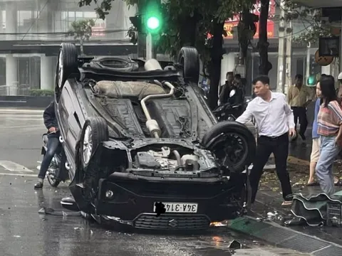Đằng sau những bức ảnh TNGT: "Bất lực" với gốc cây, Suzuki Ciaz lật ngửa giữa phố