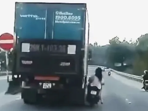 Clip TNGT: Vừa đi vừa đùa giỡn, hai chị gái đi đâm luôn vào ô tô