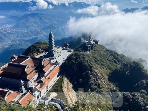 Vì sao dự báo rét đậm rét hại nhưng đỉnh Fansipan nắng chang chang?