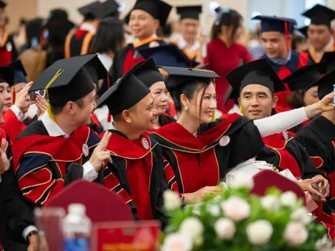 Ấn tượng lễ tốt nghiệp của Trường kinh doanh Top 2 Việt Nam