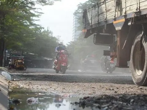 Thấp thỏm đi qua đường đầy ổ voi, ổ gà ở TPHCM