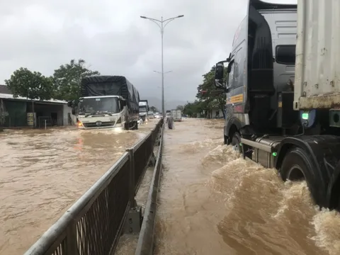 Mưa lớn, một người mất tích, Quốc lộ 1 qua Thừa Thiên - Huế nhiều đoạn bị ngập