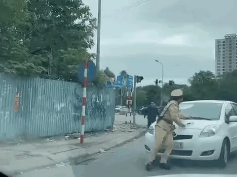 CLIP: Nữ tài xế ôtô không chấp hành hiệu lệnh, đẩy CSGT đi nhiều mét