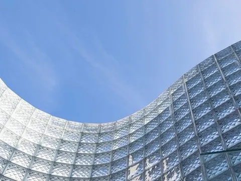 Độc đáo ngôi nhà dùng gạch kính tạo dạng sóng nước ở miền Tây